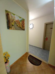 ein Zimmer mit einer Uhr an der Wand neben einem Zimmer in der Unterkunft B&B da Giovanna in Santa Maria del Cedro