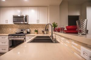 a kitchen with a sink and a microwave at Irvine Spectrum/2 Bedrooms/2 Bathrooms/Apartment/pool/gym in Irvine