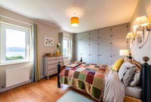 um quarto com uma cama e uma janela em Seahaven em Kenmare