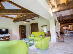 Sala de estar con silla amarilla y mesa en Moulin Périgourdin : 3 Chambres, Jardin, Rivière et Activités Familiales - FR-1-616-324, en Conne-de-Labarde