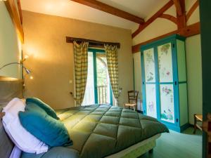 Un dormitorio con una cama grande en una habitación. en Moulin Périgourdin : 3 Chambres, Jardin, Rivière et Activités Familiales - FR-1-616-324, en Conne-de-Labarde