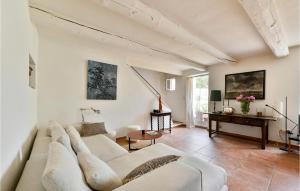 uma sala de estar com um sofá branco e uma mesa em Gorgeous Home In Velleron With Kitchen em Velleron