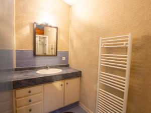 un baño con lavabo y espejo en Moulin Périgourdin : 3 Chambres, Jardin, Rivière et Activités Familiales - FR-1-616-324, en Conne-de-Labarde 21 fotos más