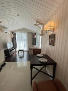 een woonkamer met een tafel en een bank bij Grand Florida BeachFront Resort NaJomtien Pattaya in Na Jomtien