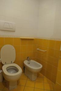 een badkamer met een toilet en een bidet bij Loft Bellevue - Seaview - WiFi in Menton