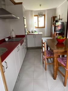 a kitchen with a table and a bowl of fruit at VIVEIRO.CELEIRO. CASA TRANQUILA. RESURRECTION FEST in Cillero