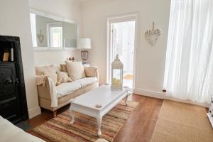 un salon avec un canapé et une table basse dans l'établissement Super Stylish Flat Very Close to Freeman Hospital!, à High Heaton