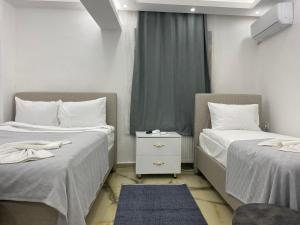 um quarto com 2 camas e uma janela em Amida Family pansiyon em Istambul