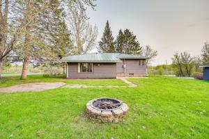 una pequeña casa en un patio con una rueda en el césped en Updated Hermantown Vacation Rental 6 Mi to Duluth! en Hermantown