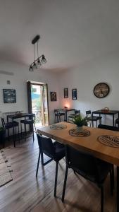een eetkamer met een grote houten tafel en stoelen bij Golden Secret Guest House in Itri