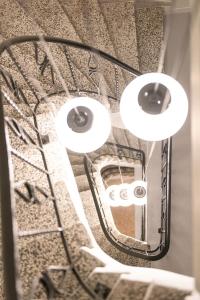 um espelho numa parede com luzes em MeYia studios em Tessalónica