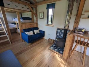 Gaggle of Geese Pub - Shepherd Huts & Bell Tents的休息区