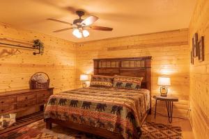 Un pat sau paturi într-o cameră la Cabin #6 Bobcat Bunkhouse - Pet Friendly - King Bed - Sleeps 4