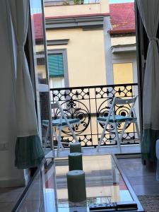 ナポリにあるCasa nel cuore di Napoliのバルコニー(テーブル、椅子付)が備わります。