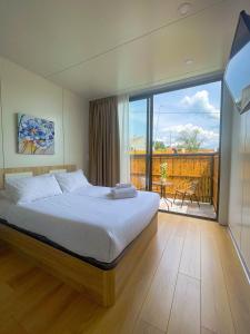 una camera con un grande letto e un balcone di Villas turísticas del noroeste a Villanueva de Arosa