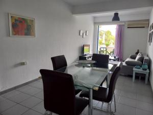 Posezení v ubytování Kinetious Nisous Stylish Apt, Pool, near the Beach + 16 fotografií