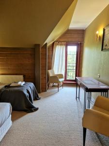 1 dormitorio con cama, mesa y ventana en Green bear en Līgatne
