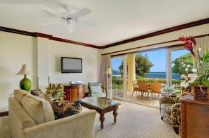 TV a/nebo společenská místnost v ubytování Waipouli Beach Resort & Spa Oceanfront Villa! AC Pool