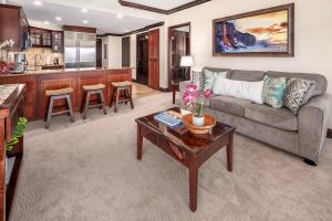 uma sala de estar com um sofá e uma mesa em Waipouli Beach Resort Spectacular Luxury Oceanfront Condo Sleeps 8 AC Pool em Kapaa