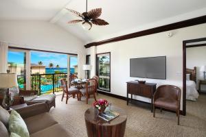 TV a/nebo společenská místnost v ubytování Waipouli Beach Resort E404 - PENTHOUSE Ocean & Pool View Jewel - AC