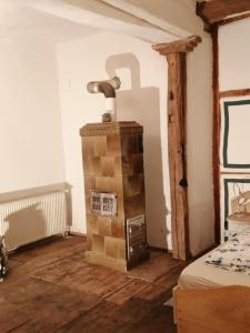 una habitación con un horno de ladrillo en la esquina de una habitación en Schloss Höllrich en Karsbach
