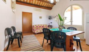 ein Wohnzimmer mit einem Esstisch und Stühlen in der Unterkunft Baglio Scurati in Custonaci