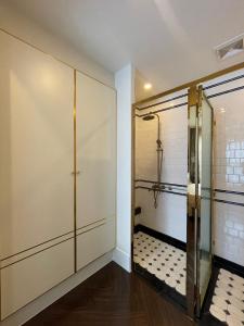 uma cabina de duche ao nível do chão com uma porta de vidro na casa de banho em Grand Florida BeachFront Resort NaJomtien Pattaya em Na Jomtien