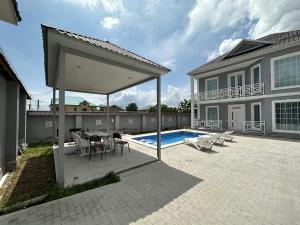 een huis met een patio en een zwembad bij Gabala Modern Harmony in Gabala