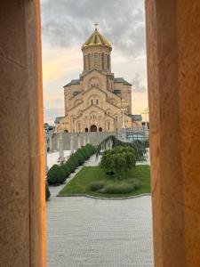 uma vista de uma igreja a partir de uma janela de um edifício em AnNi old Tbilisi apartaments em Tbilisi