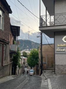 eine Gasse mit einem Auto auf einer Straße in der Unterkunft AnNi old Tbilisi apartaments in Tbilisi City