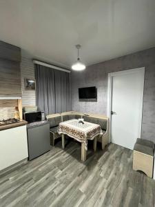 Una sala de estar con una mesa y una cocina. en AnNi old Tbilisi apartaments, en Tiflis 10 fotos más