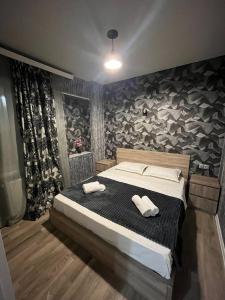 Un dormitorio con una cama con dos toallas encima. en AnNi old Tbilisi apartaments, en Tiflis