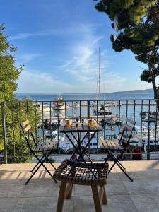 een tafel en stoelen met uitzicht op een jachthaven bij V&T Apartment in Brela