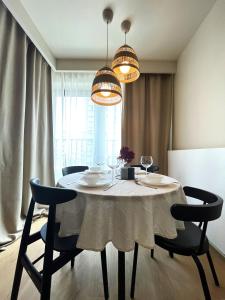 a dining room with a white table and chairs at WYSZYŃSKIEGO Apartment - Self Check-In 20h - Parking &Lift in Wrocław