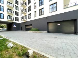 un gran edificio blanco con dos puertas de garaje en WYSZYŃSKIEGO Apartment - Self Check-In 20h - Parking &Lift en Breslavia