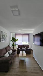 - un salon avec un canapé et une table basse dans l'établissement Apartamento Trajano, à Santiponce