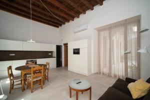 Televízia a/alebo spoločenská miestnosť v ubytovaní Apartamentos Alcoba 13