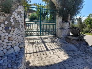 um portão para uma casa com uma parede de pedra em Villa Rita em Peschici