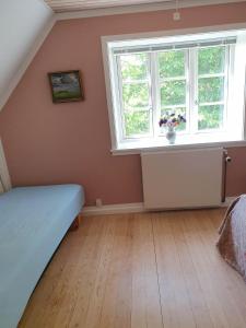 um quarto com uma cama e uma janela em Pegasus Bed & Breakfast em Hillerød
