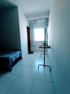 Zimmer mit einem Bett und zwei Stühlen in der Unterkunft Apartamento Mobiliado no Centro da Cidade in Imperatriz
