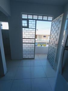 una habitación vacía con una puerta y una pared de ladrillo en Apartamento Mobiliado no Centro da Cidade, en Imperatriz