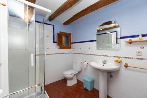 Ένα μπάνιο στο Casas rurales LA LAGUNA y LA BUHARDILLA DE LA LAGU +51 φωτογραφίες