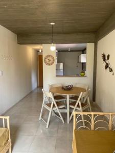 uma sala de jantar e cozinha com mesa e cadeiras em The Top Apartment, desayuno de bienvenida em San Miguel de Tucumán