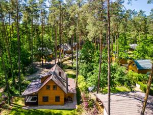 una vista aérea de una casa en el bosque en Leśna Oaza, en Ostróda