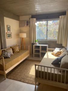 um quarto com 2 camas e uma janela em The Top Apartment, desayuno de bienvenida em San Miguel de Tucumán