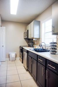 A kitchen or kitchenette at Entire Townhome near USF & Busch Gardens