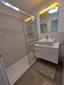 ein Badezimmer mit Waschbecken und Dusche in der Unterkunft SUNLIVE in La Cala de Mijas + 17 Fotos