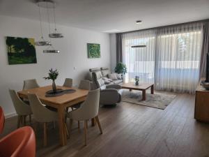 ein Wohnzimmer mit Esstisch und Couch in der Unterkunft SUNLIVE in La Cala de Mijas