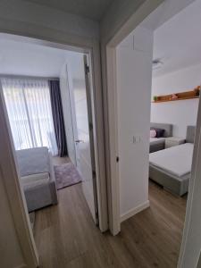 Zimmer mit einem Bett und einem Zimmer mit einem Spiegel in der Unterkunft SUNLIVE in La Cala de Mijas