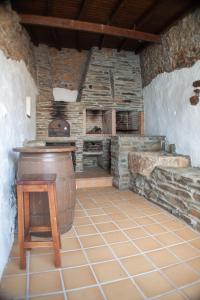 eine Küche mit einem Herd und einem Tisch im Zimmer in der Unterkunft vivienda turistica EL PATIO in Saucelle